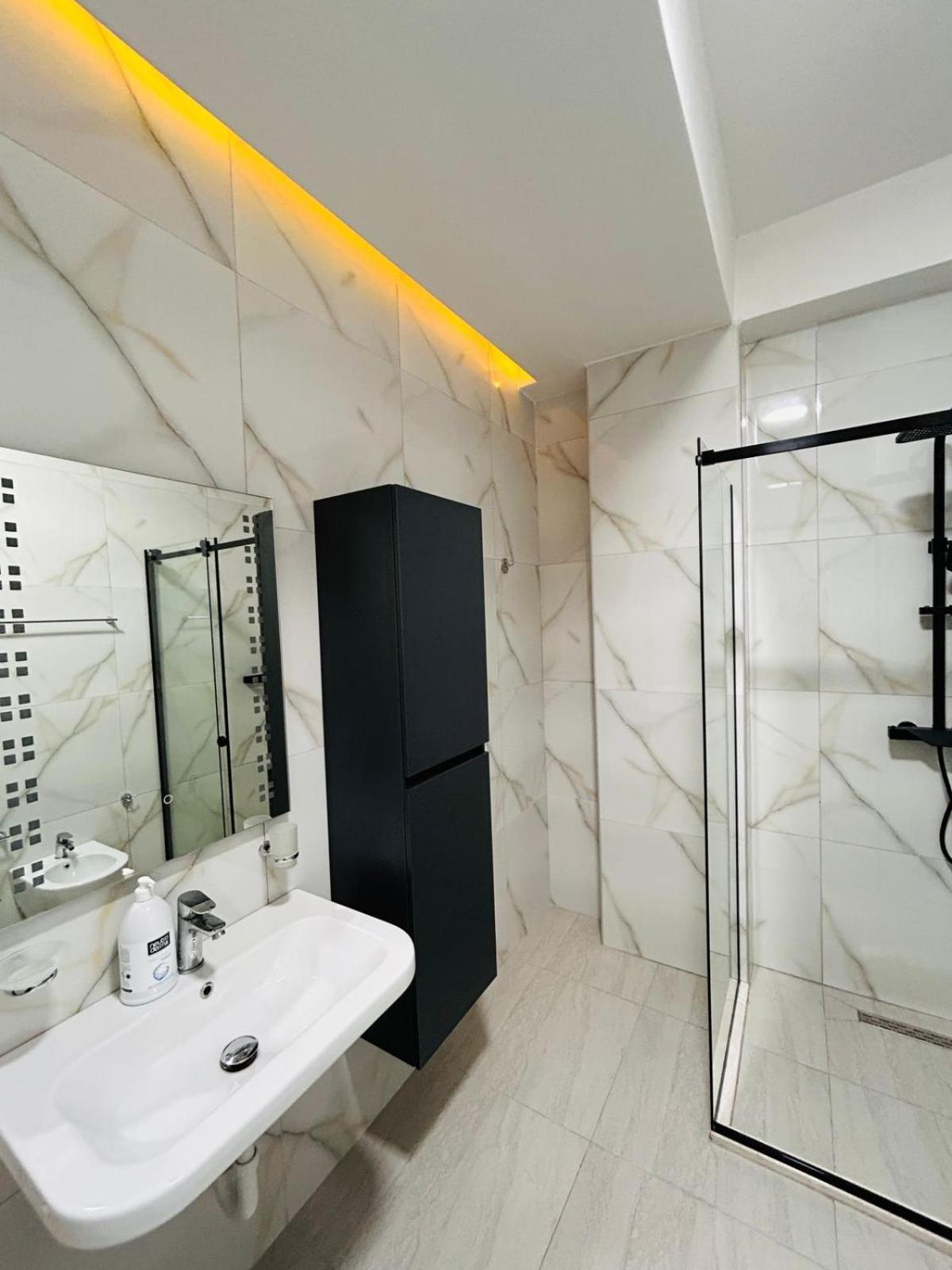 Picasso Apartment Tirana Bagian luar foto