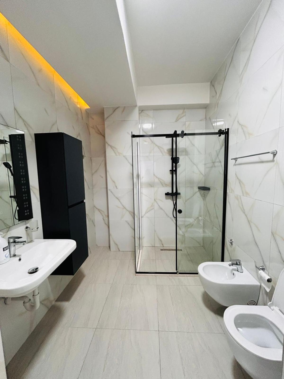 Picasso Apartment Tirana Bagian luar foto